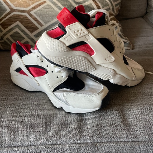 Nike Huarache women size 7 (boys/men 5.5) - Picture 1 of 4